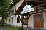 Hauseingang zu Gasthof und Hotel gleich in der Nähe der Kirche im Ortskern von Waidhofen (©Foto: Martin Schmitz)